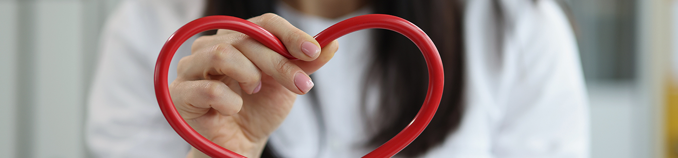 una foto que simboliza un corazón en una mano